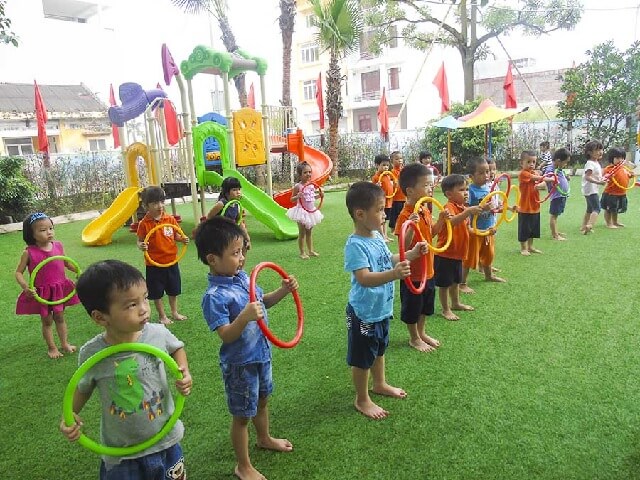 Các bé vận động bằng cách tham gia các trò chơi