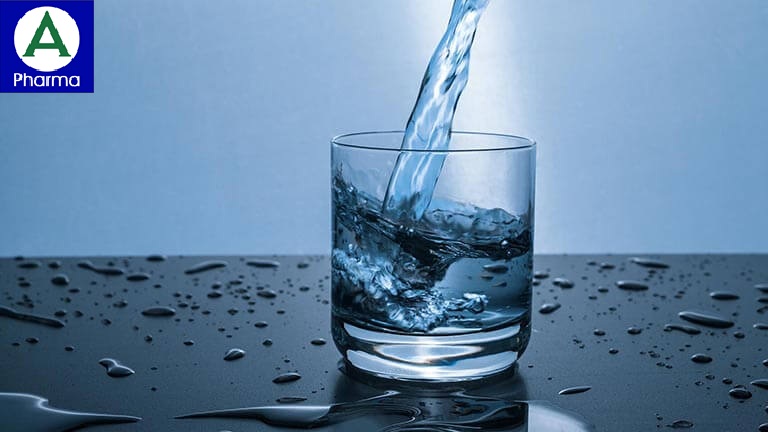 Uống ít nhất 2l nước mỗi ngày giúp bào mòn và đào thải sỏi thận ra khỏi cơ thể