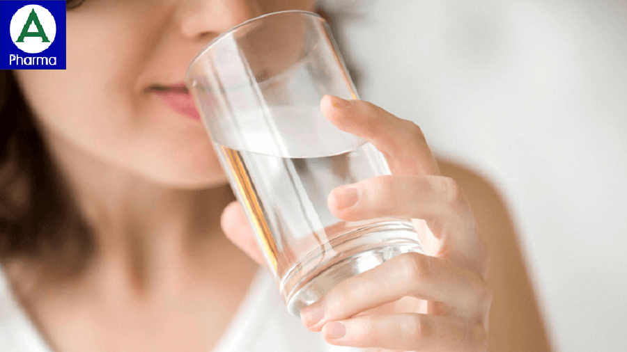 Uống nhiều nước giúp phòng chống táo bón