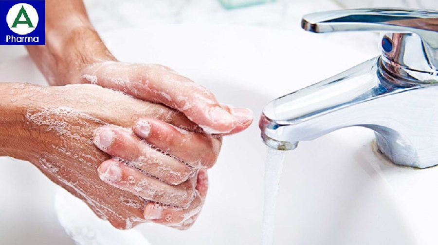 Rửa tay sạch trước và sau khi bôi thuốc.
