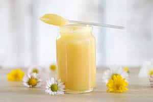 Tác dụng của sữa ong chúa tươi