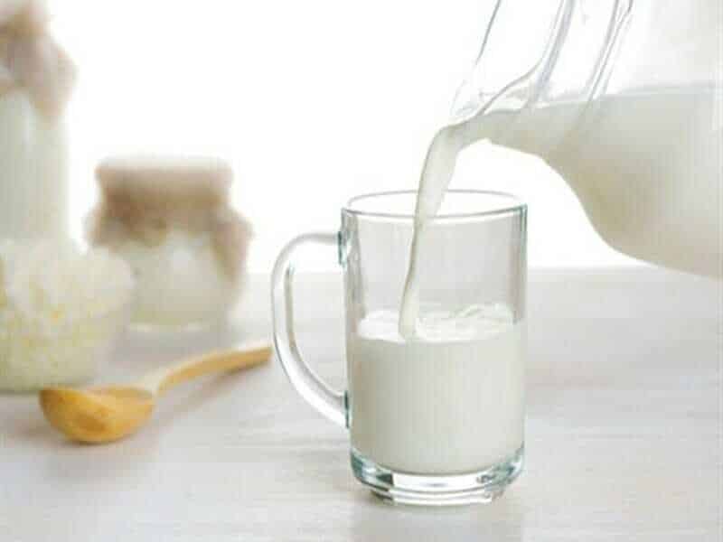 Uống một ly sữa ấm trước khi đi ngủ sẽ làm bạn ngủ ngon hơn
